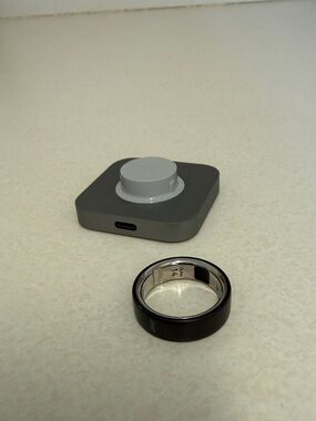 Oura Black Smart Ring with Gray Magnetic Charger size 14